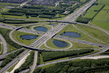 802475 Luchtfoto van het verkeersplein Oudenrijn te Utrecht, uit het noorden; van boven naar beneden de autosnelweg A2 ...